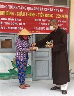 Hàng Trăm Người Bán Vé Số Lẻ Tại Tiền Giang Được Sư Thầy Hỗ Trợ